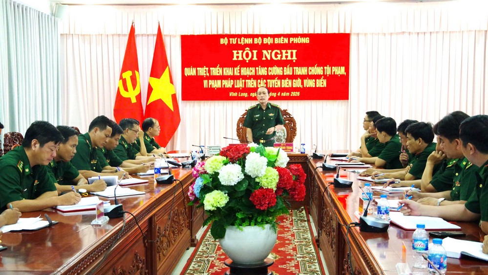 Đại tá Đoàn Minh Trung - Chỉ huy trưởng Ban Chỉ huy BĐBP tỉnh Vĩnh Long chủ trì tại điểm cầu Ban Chỉ huy BĐBP tỉnh Vĩnh Long