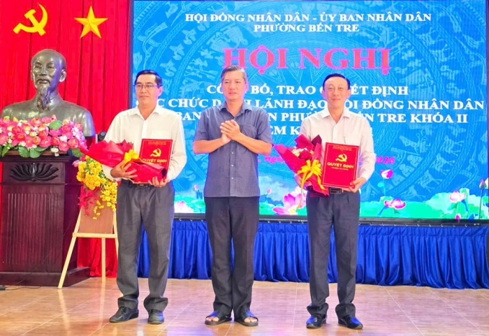 Phường Bến Tre công bố các Nghị quyết, Quyết định về công tác cán bộ