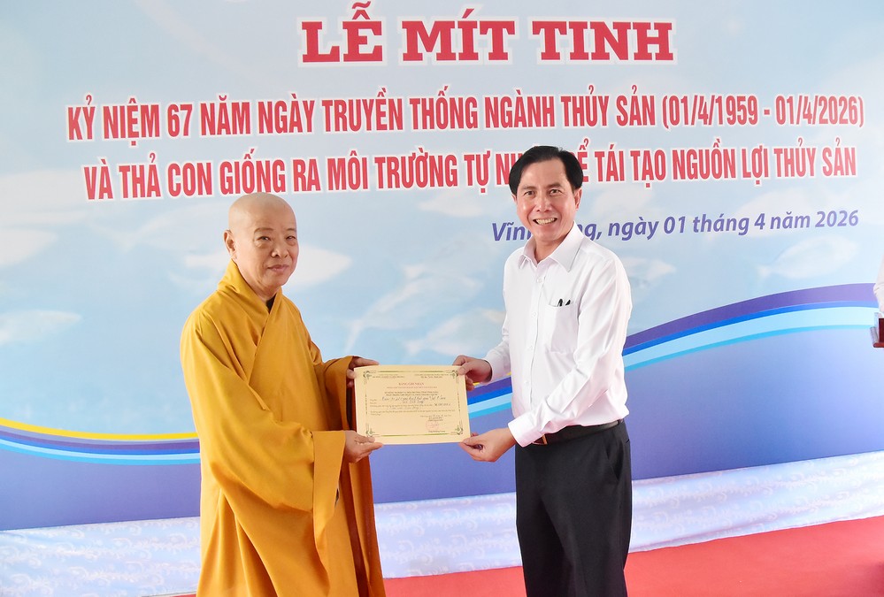 Phó Giám đốc Sở Nông nghiệp và Môi trường- Trần Trường Giang (bên phải) trao bảng ghi nhận đóng góp của đơn vị tài trợ con giống.