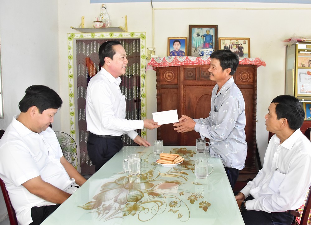 Phó Bí thư Tỉnh ủy- Lâm Minh Đằng (bên trái) thăm, tặng quà gia đình Mẹ Việt Nam Anh hùng Huỳnh Thị Nhãn.

