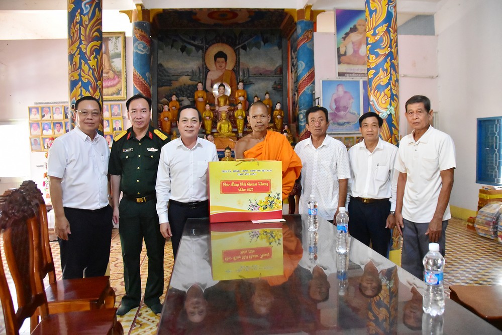 Đoàn thăm, tặng quà tại chùa Ô Lmich.