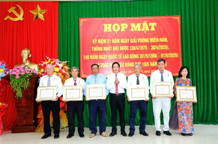 Phường Sơn Đông họp mặt kỷ niệm 51 năm Ngày giải phóng miền Nam, thống nhất đất nước, 140 năm Ngày Quốc tế Lao động