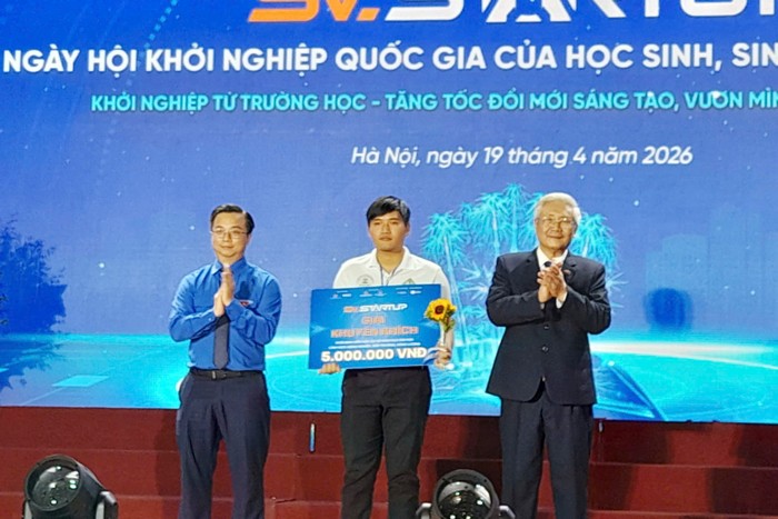 Nhóm sinh viên Trường ĐH Sư phạm kỹ thuật Vĩnh Long đoạt giải Khuyến khích.