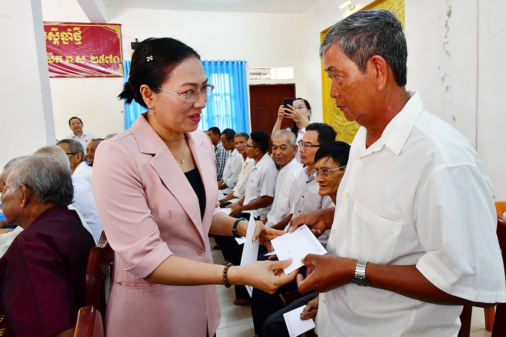 Đồng chí Nguyễn Thị Yến Nhi- Phó Trưởng đoàn ĐBQH chuyên trách của tỉnh tặng quà các gia đình tiêu biểu.