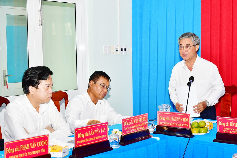 Đồng chí Châu Văn Hòa- Tỉnh ủy viên, Phó Chủ tịch UBND tỉnh phát biểu gợi mở hướng phát triển kinh tế cho xã.