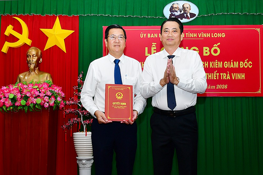 Phó Chủ tịch UBND tỉnh- Nguyễn Quỳnh Thiện trao quyết định bổ nhiệm lại chức vụ Chủ tịch kiêm Giám đốc Công ty TNHH MTV Xổ số kiến thiết Trà Vinh đối với ông Lê Thanh Tâm.