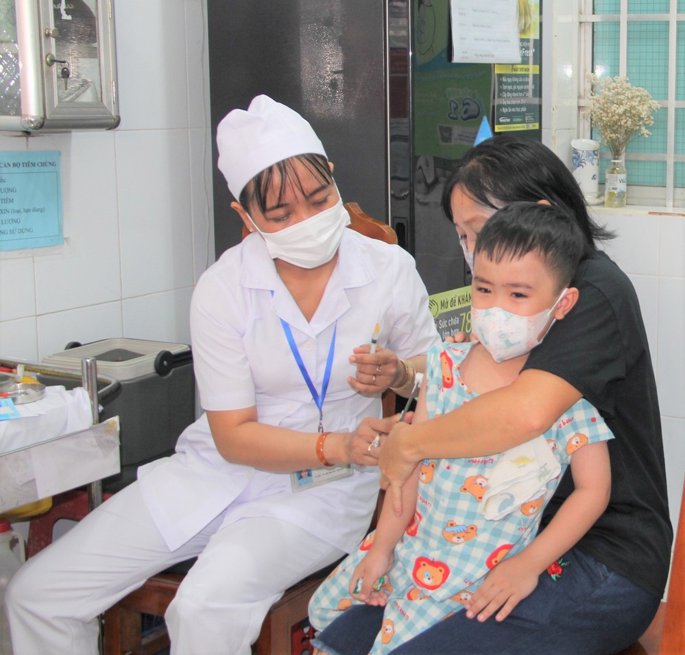 Người dân chủ động tiêm vaccine phòng bệnh cho trẻ em tại Trung tâm Kiểm soát bệnh tật Vĩnh Long.