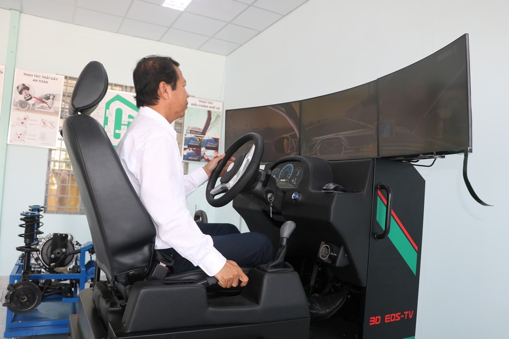 Cabin điện tử cho học viên thực hành lái xe tại cơ sở đào tạo thuộc Trung tâm Quản lý phà và bến xe Bến Tre (phường Sơn Đông).