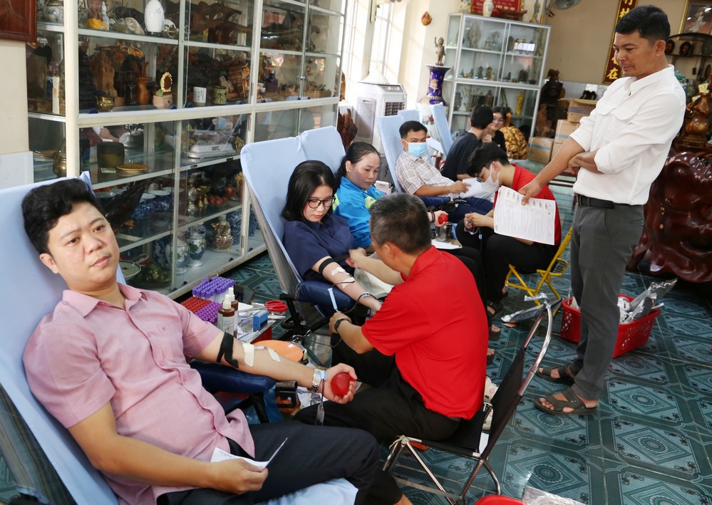 Đoàn viên thanh niên và người dân tham gia hiến máu tình nguyện.