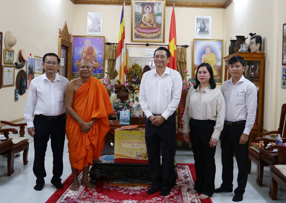 Phó Chủ tịch UBND tỉnh Nguyễn Quỳnh Thiện tặng quà Chôl Chnam Thmây, chụp ảnh lưu niệm cùng Thượng tọa Thạch Thưa- Sư cả chùa Chac A Krôn (ấp Đại Trường, xã Tiểu Cần).