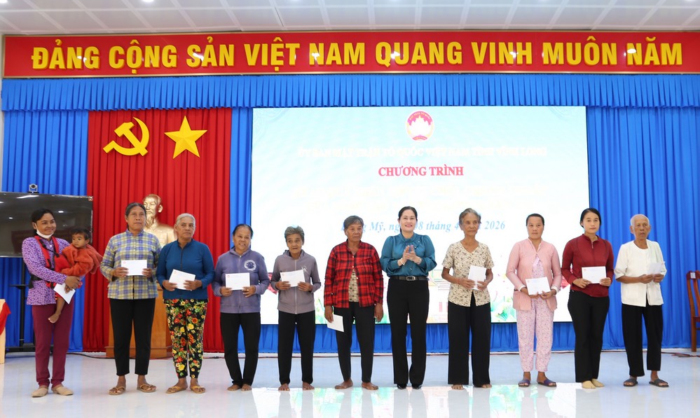 Hộ Khmer nghèo, cận nghèo được tặng quà dịp Chôl Chnăm Thmây.