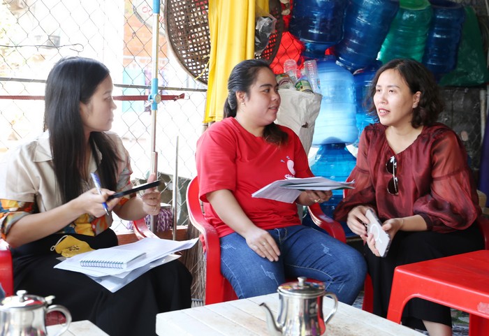 Đồng chí Trần Thị Thu Hà- Phó Trưởng ban Ban Công tác phụ nữ khảo sát hiệu quả sử dụng nguồn vốn tại hộ hội viên phụ nữ.