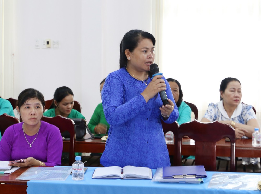 Đồng chí Thạch Thị ChalSôPhiaRy- Chủ tịch Hội LHPN xã Châu Thành báo cáo hoạt động ủy thác cho vay hộ nghèo và các đối tượng chính sách khác từ năm 2025 đến nay.