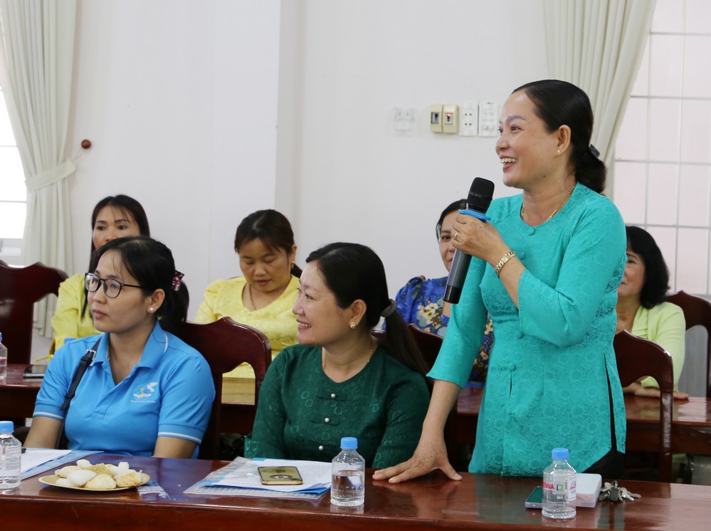 Đại diện LHPN xã Châu Thành trao đổi về hiệu quả các tổ vay vốn.