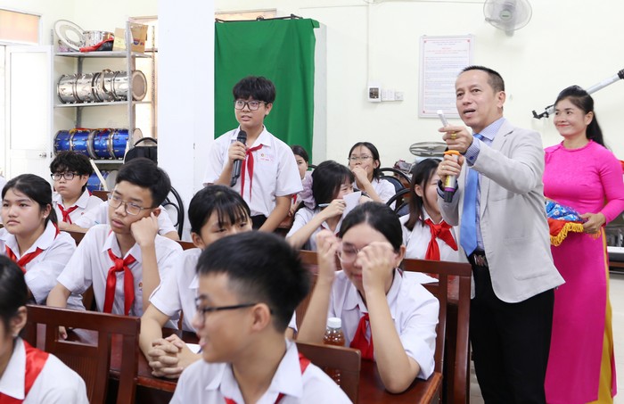 TS Cao Thanh Phước và học sinh trao đổi về quy trình đọc sách.
