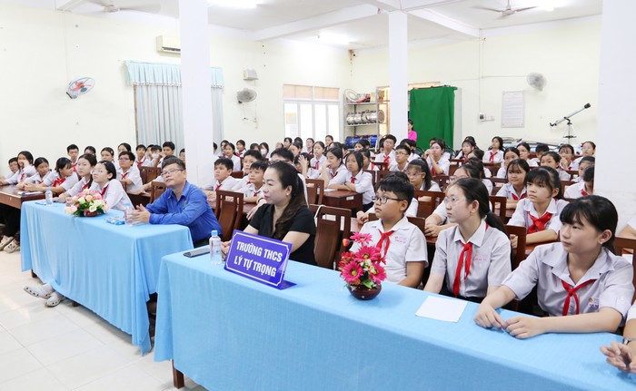 Học sinh Trường THCS Lý Tự Trong dự buổi sinh hoạt chuyên đề.