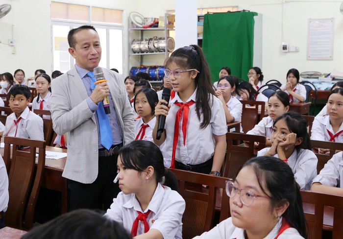 Học sinh trao đổi cùng TS Cao Thanh Phước về lợi ích của việc đọc sách đối với việc học.