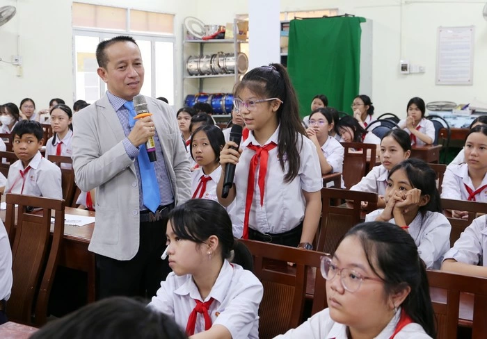 Trên 400 học sinh được hướng dẫn kỹ năng đọc sách