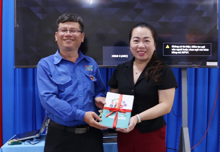 Bà Trần Thị Mãi- Trưởng phòng Nghiệp vụ- phục vụ, Thư viện Nguyễn Đình Chiểu Vĩnh Long tặng sách cho Trường THCS Lý Tự Trọng.