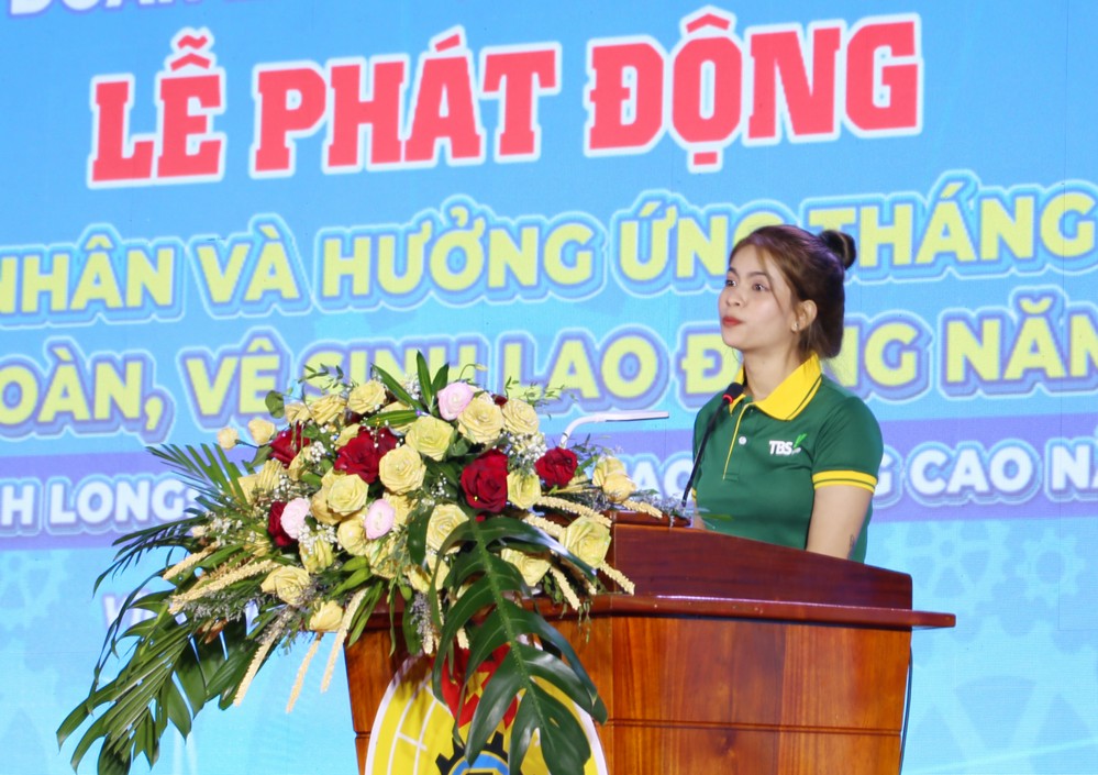 Chị Hứa Thị Bé Nhi- đoàn viên, công nhân lao động Công ty Cổ phần Đầu tư và Sản xuất công nghiệp Lefaso Trà Vinh đại diện phát biểu hưởng ứng Tháng Công nhân.