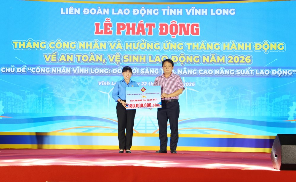 Lãnh đạo Công ty TNHH MTV Xổ số kiến thiết Vĩnh Long trao tượng trưng nhà Đại đoàn kết hỗ trợ công nhân lao động.