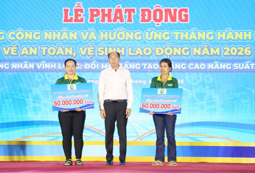 Lãnh đạo Công ty TNHH MTV Xổ số kiến thiết Trà Vinh trao tượng trưng nhà Đại đoàn kết cho công nhân lao động.