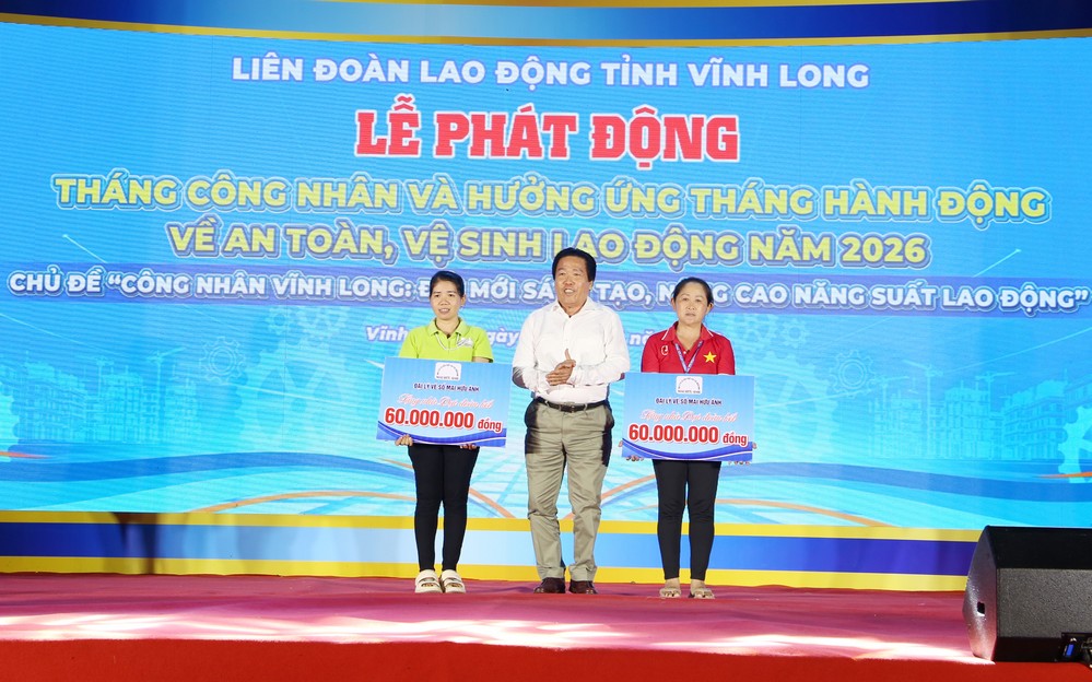 Đại lý vé số Mai Hữu Anh (Vĩnh Long) trao tượng trưng nhà Đại đoàn kết cho công nhân lao động.
