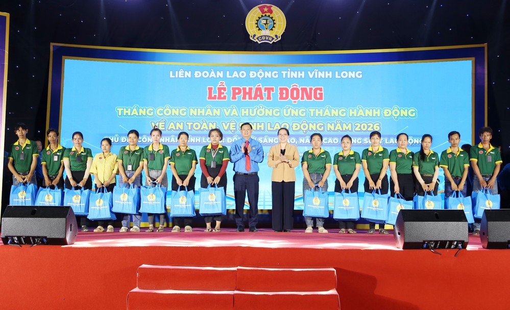 Phó Chủ tịch Thường trực Ủy ban MTTQ Việt Nam tỉnh Nguyễn Thị Hồng Nhung và Chủ tịch LĐLĐ tỉnh Nguyễn Phúc Linh tặng quà công nhân lao động.