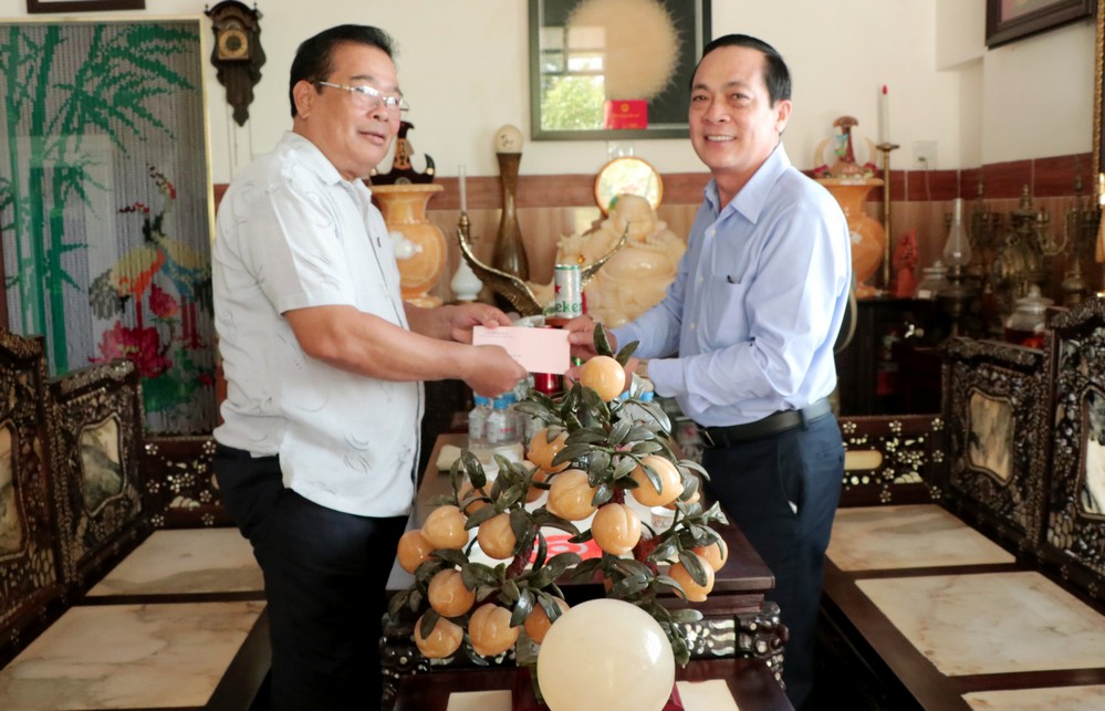 Phó Bí thư Tỉnh ủy- Lâm Minh Đằng (phải) thăm, chúc mừng Chôl Chnăm Thmây gia đình đồng chí Sơn Minh Thắng- nguyên Bí thư Đảng ủy Khối các Cơ quan Trung ương.