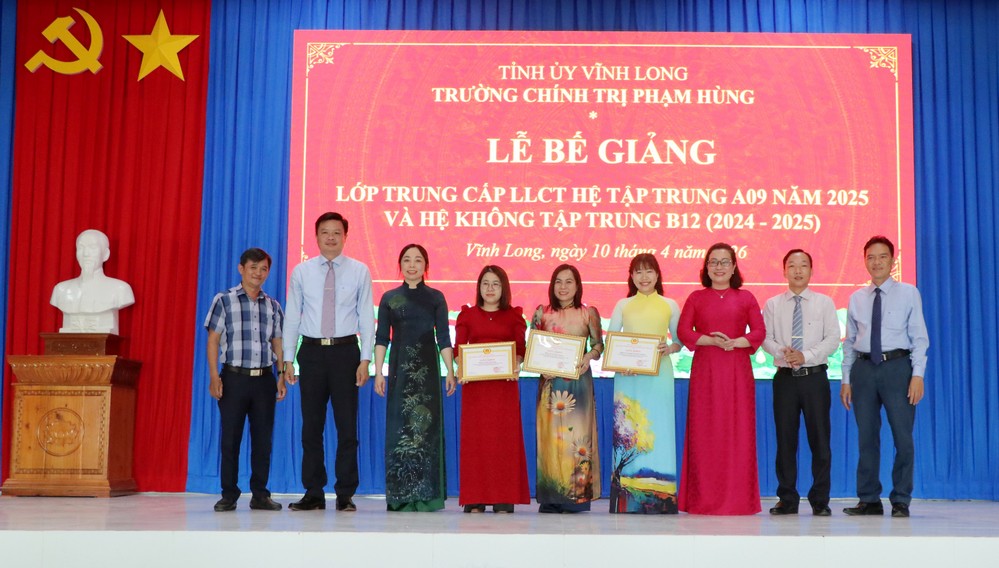 Lãnh đạo Ban Tuyên giáo và Dân vận Tỉnh ủy và Ban Giám hiệu, thầy cô Trường Chính trị Phạm Hùng chụp ảnh lưu niệm với 3 học viên đạt loại giỏi toàn khóa. Ảnh: SƠN TUYỀN