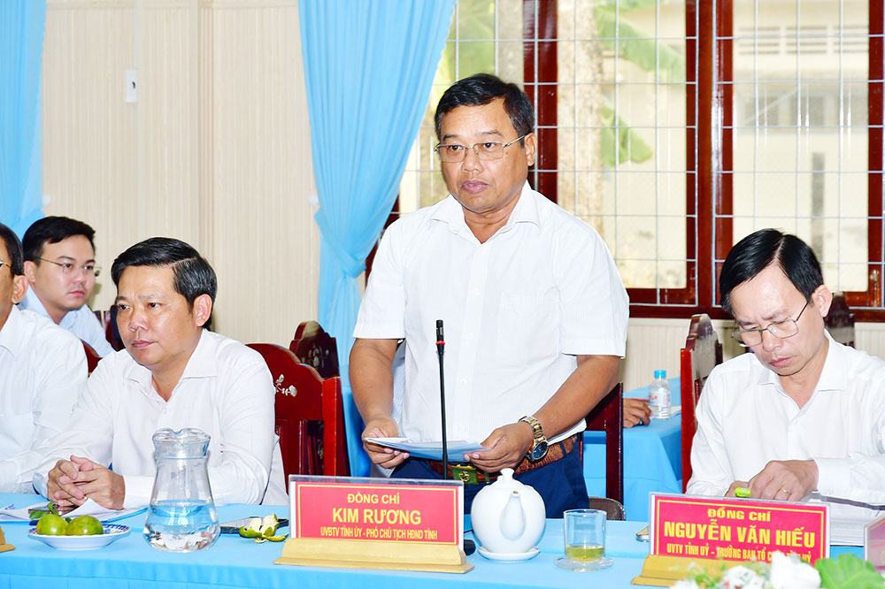 Phó Chủ tịch HĐND tỉnh- Kim Rương nêu ý kiến về các khoản chi của HĐND tỉnh.