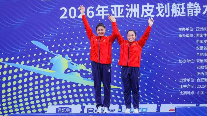 Điệp Thị Hương và Nguyễn Thị Hương trên bục nhận Huy chương Bạc nội dung thuyền đôi nữ 1000m.