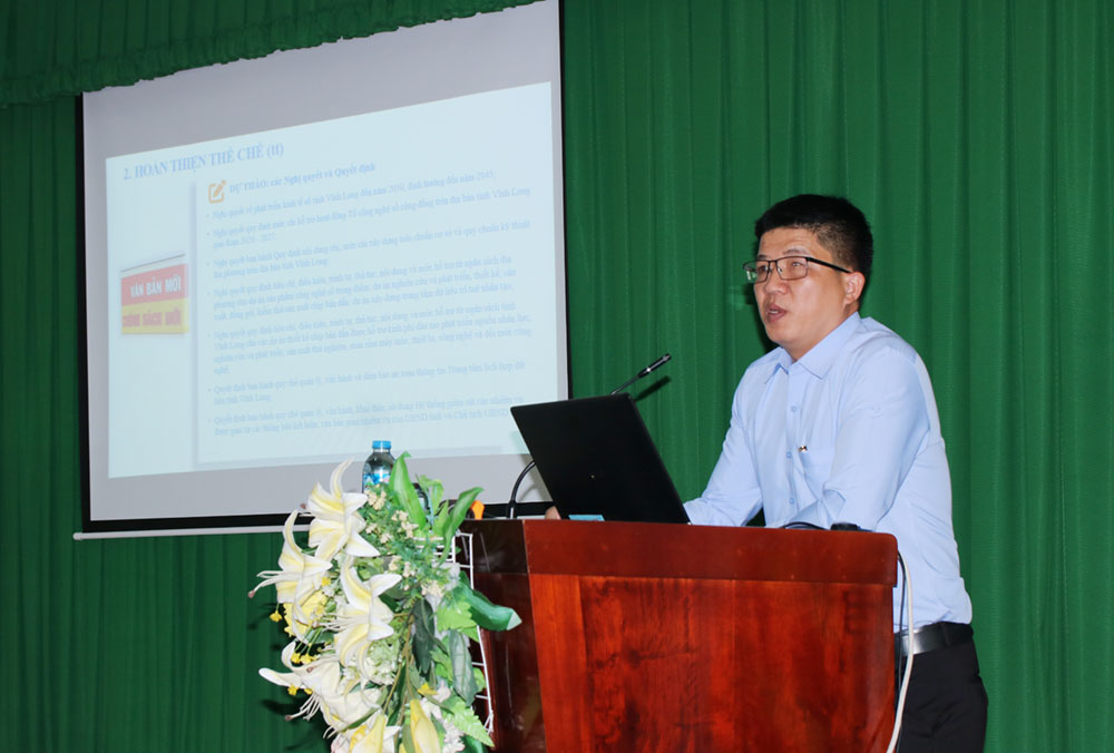 Báo cáo viên trình bày chuyên đề “Bồi dưỡng, cập nhật kiến thức, kỹ năng về chuyển đổi số”.