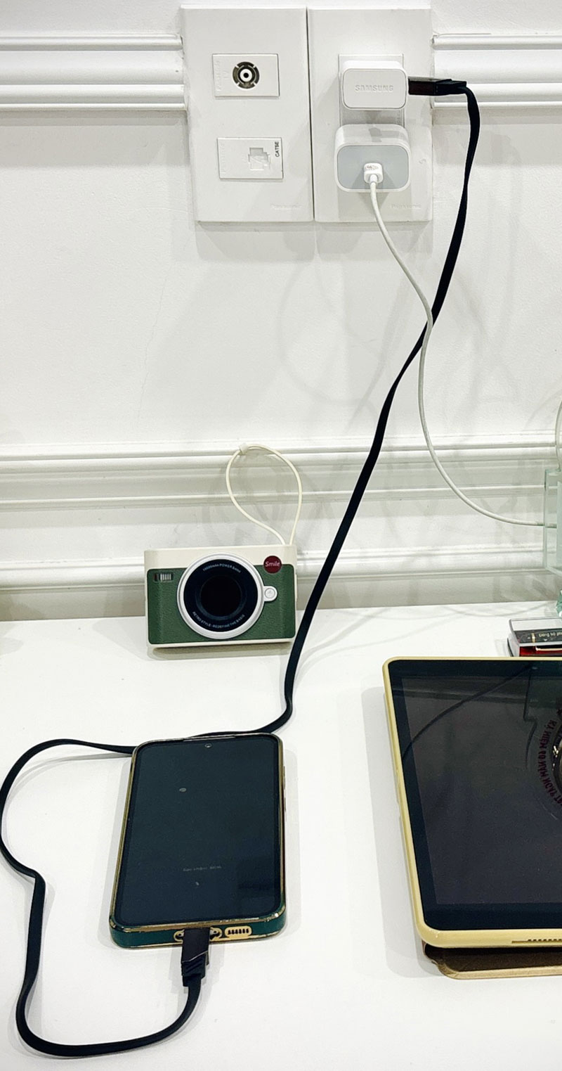 Không sạc thiết bị điện khi không có sự kiểm soát, đặc biệt không sạc qua đêm.