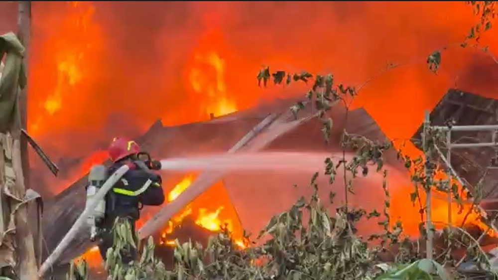 Cán bộ, chiến sĩ nhanh chóng có mặt tại hiện trường để chữa cháy.