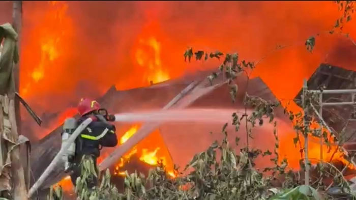 Cháy bãi phế liệu ở phường Phước Hậu