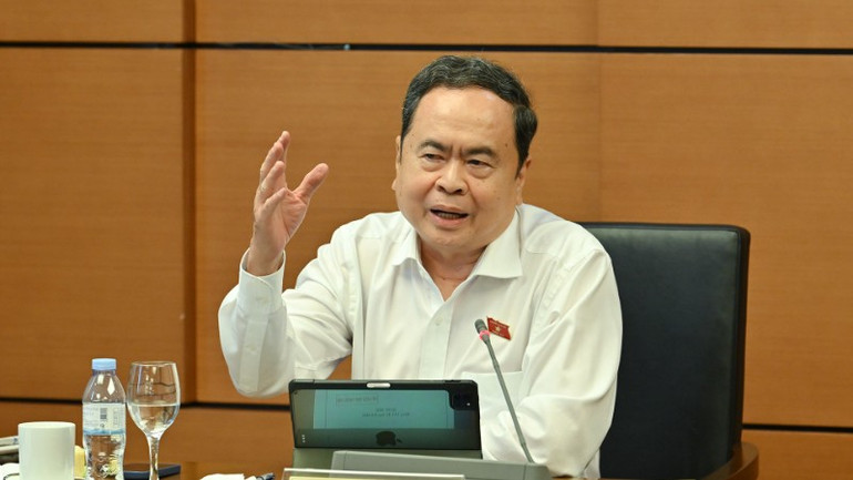 Chủ tịch Quốc hội cho rằng giải pháp đầu tiên, có tính chất mở đường là phải đột phá mạnh mẽ về thể chế để tháo điểm nghẽn cho sản xuất, kinh doanh và huy động mọi nguồn lực xã hội. (Ảnh: THỦY NGUYÊN)