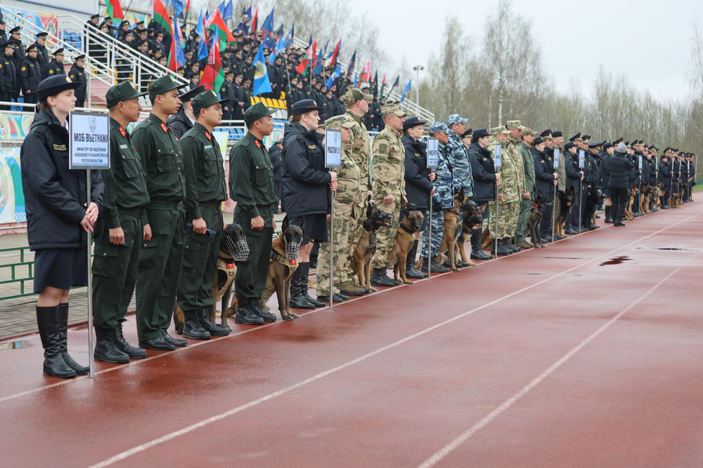 Đội tuyển Việt Nam tham dự cuộc thi.
