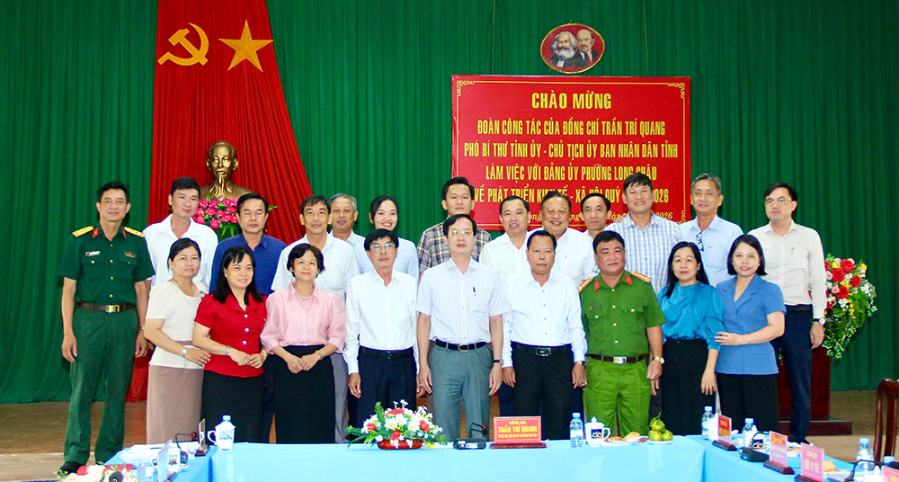 Phó Bí thư Tỉnh ủy, Chủ tịch UBND tỉnh Trần Trí Quang và lãnh đạo các sở, ban, ngành tỉnh chụp ảnh lưu niệm với Đảng ủy phường Long Châu.