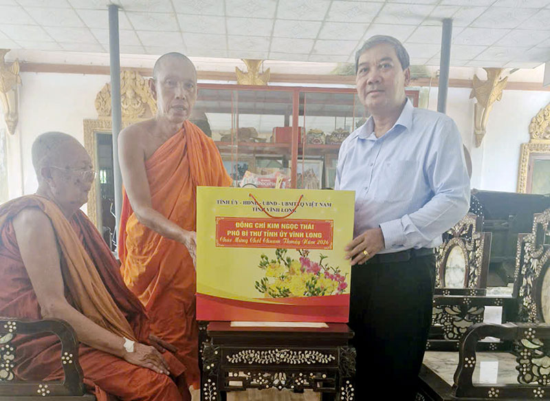Đồng chí Kim Ngọc Thái tặng quà Chôl Chnăm Thmây Thượng tọa Dương Văn Na- Sư cả nhì chùa Chằm Ka.