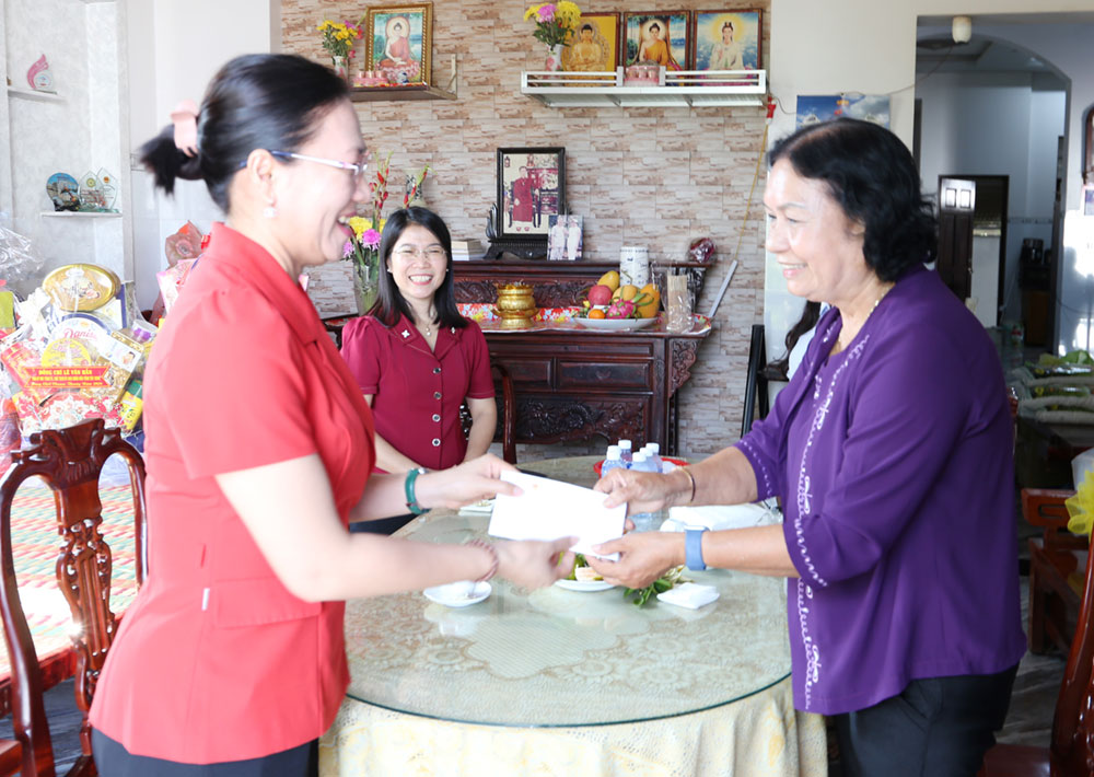 Đồng chí Nguyễn Thị Yến Nhi (trái) tặng quà Chôl Chnăm Thmây đồng chí Nguyễn Thị Khá.