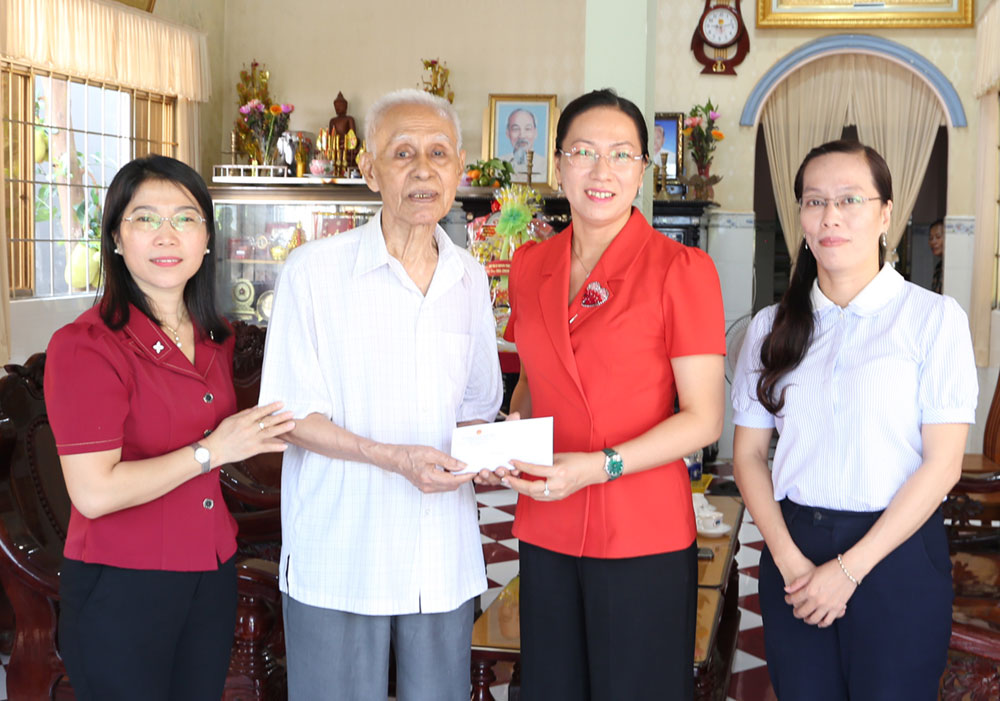 Đồng chí Nguyễn Thị Yến Nhi tặng quà Chôl Chnăm Thmây đồng chí Lâm Phú- nguyên Ủy viên BCH Trung ương Đảng, ĐBQH khóa VIII, IX.