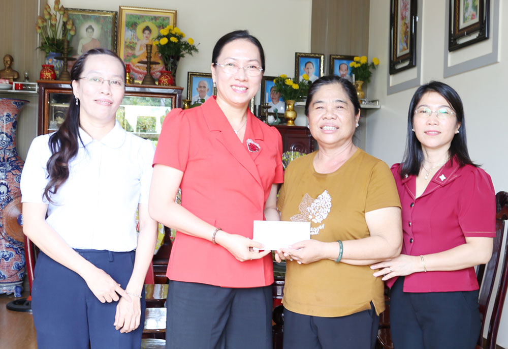 Đồng chí Nguyễn Thị Yến Nhi (thứ hai bên trái qua) tặng quà chúc mừng Chôl Chnăm Thmây đồng chí Sơn Thị Ánh Hồng.