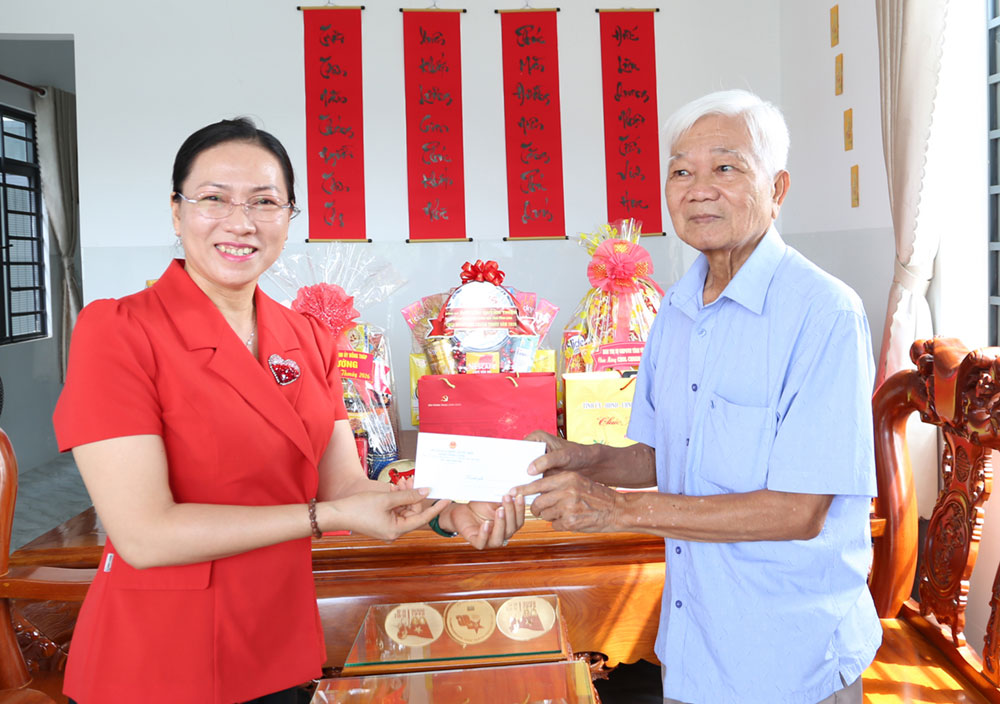 Đồng chí Nguyễn Thị Yến Nhi tặng quà Chôl Chnăm Thmây đồng chí Sơn Song Sơn- nguyên Ủy viên BCH Trung ương Đảng, ĐBQH khóa X.