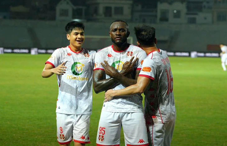 Tiền đạo Tagueu Joel (giữa) ăn mừng cú đúp vào lưới Công An TP.HCM - Ảnh: HẢI PHÒNG FC