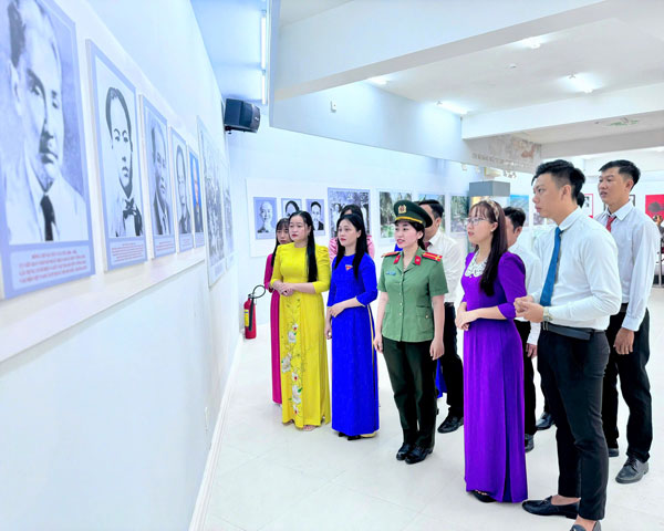 Công tác giáo dục lý tưởng cách mạng, đạo đức, lối sống văn hóa cho thế hệ trẻ được thực hiện gắn lý luận với thực tiễn, lịch sử với hiện tại, truyền thống với khát vọng phát triển. Ảnh: Tuyết Nga