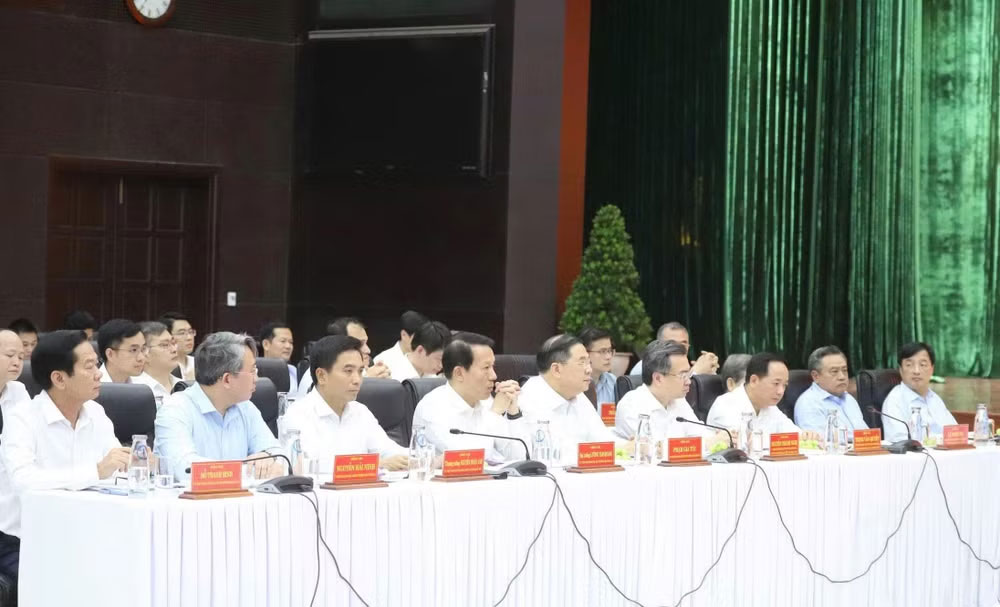 Các đồng chí lãnh đạo Đảng, Nhà nước dự buổi làm việc. (Ảnh: ANH ĐÀO)