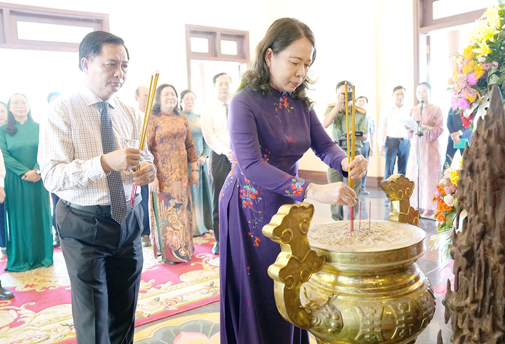 Đồng chí Võ Thị Ánh Xuân- Bí thư Trung ương Đảng, Phó Chủ tịch nước dâng hương tưởng nhớ Thủ tướng Võ Văn Kiệt.