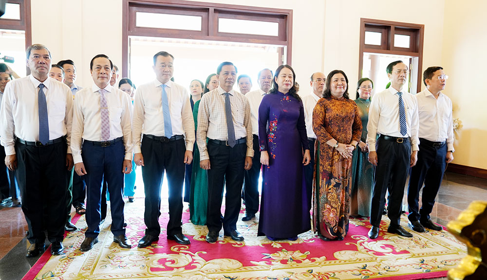 Các đại biểu dâng hương và dành phút mặc niệm thể hiện lòng biết ơn đối với người chiến sĩ kiên trung đã cống hiến trọn đời cho sự nghiệp cách mạng, đổi mới và phát triển đất nước.