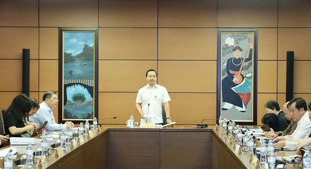 Đại biểu Quốc hội các tỉnh Điện Biên, Hà Tĩnh và Vĩnh Long tại buổi thảo luận Tổ số 12.